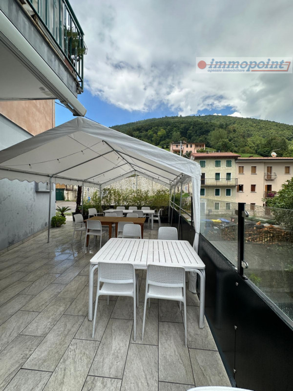 Situato a Crosara di Marostica su una strada di passaggio che conduce all'Altopiano di Asiago, sp...