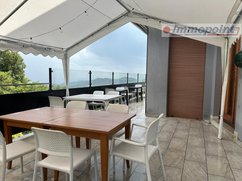 Situato a Crosara di Marostica su una strada di passaggio che conduce all'Altopiano di Asiago, sp...