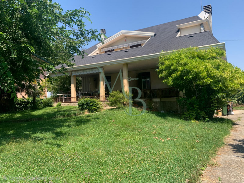 VIGONZA, PERAGA - Immobiliare MB è lieta di presentare questa villa singola su piani sfalsati, in...