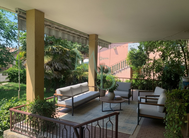 VIGONZA, PERAGA - Immobiliare MB è lieta di presentare questa villa singola su piani sfalsati, in...