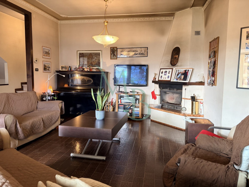 VIGONZA, PERAGA - Immobiliare MB è lieta di presentare questa villa singola su piani sfalsati, in...