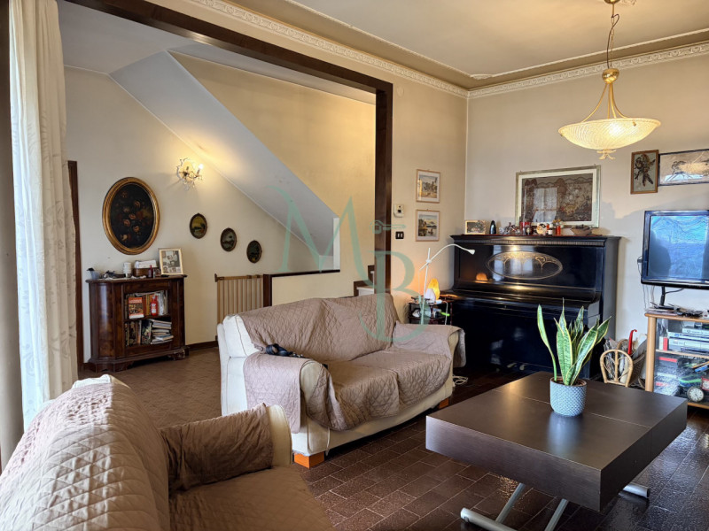 VIGONZA, PERAGA - Immobiliare MB è lieta di presentare questa villa singola su piani sfalsati, in...