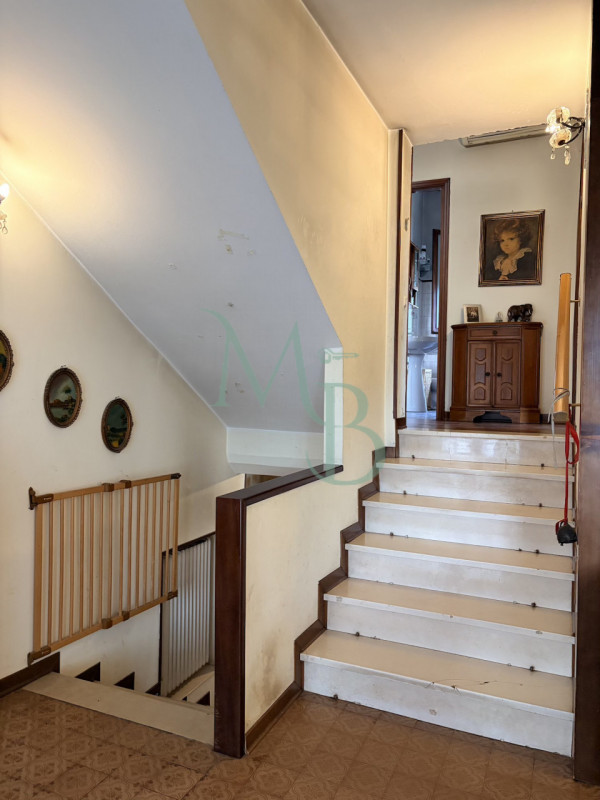 VIGONZA, PERAGA - Immobiliare MB è lieta di presentare questa villa singola su piani sfalsati, in...