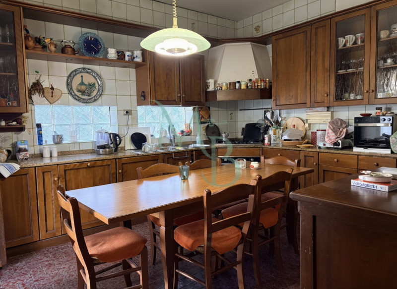 VIGONZA, PERAGA - Immobiliare MB è lieta di presentare questa villa singola su piani sfalsati, in...