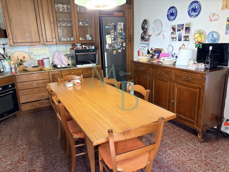 VIGONZA, PERAGA - Immobiliare MB è lieta di presentare questa villa singola su piani sfalsati, in...