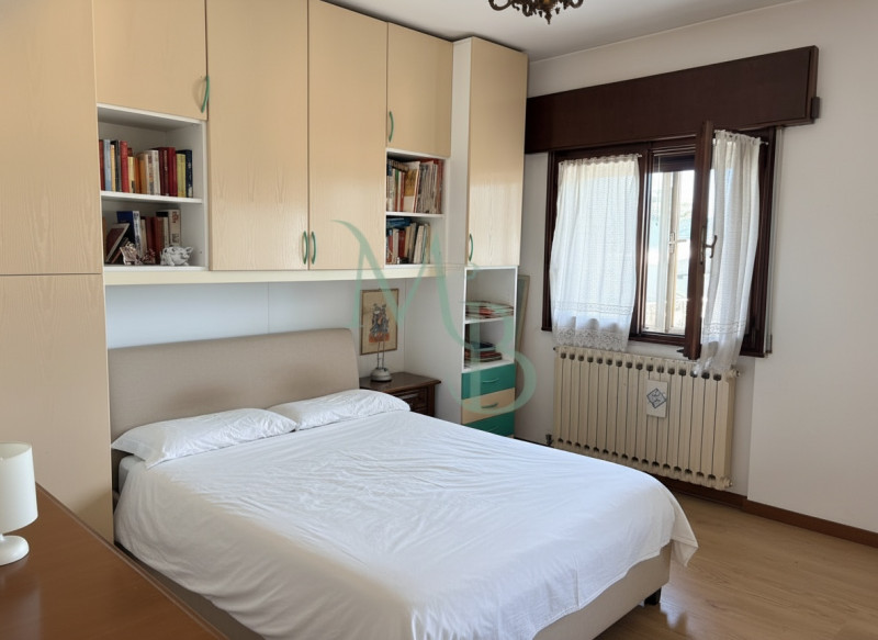 VIGONZA, PERAGA - Immobiliare MB è lieta di presentare questa villa singola su piani sfalsati, in...