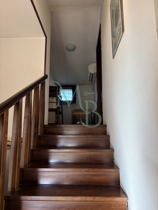 VIGONZA, PERAGA - Immobiliare MB è lieta di presentare questa villa singola su piani sfalsati, in...