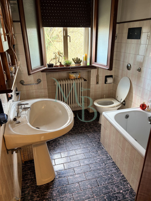 VIGONZA, PERAGA - Immobiliare MB è lieta di presentare questa villa singola su piani sfalsati, in...