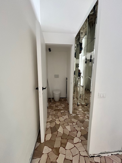 Padova via Altinate negozio open space con tre vetrine, bagno con antibagno, aria condizionata, s...