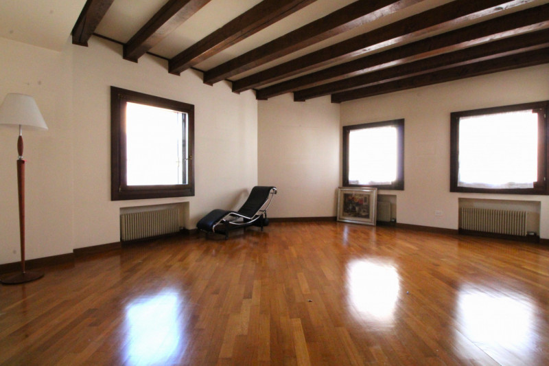 UBICAZIONE E CONTESTO 
Ci troviamo in un contesto signorile e lussuoso della città, situato a poc...