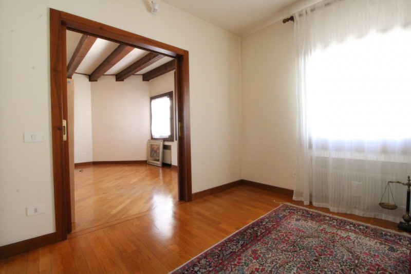 UBICAZIONE E CONTESTO 
Ci troviamo in un contesto signorile e lussuoso della città, situato a poc...