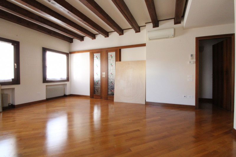 UBICAZIONE E CONTESTO 
Ci troviamo in un contesto signorile e lussuoso della città, situato a poc...