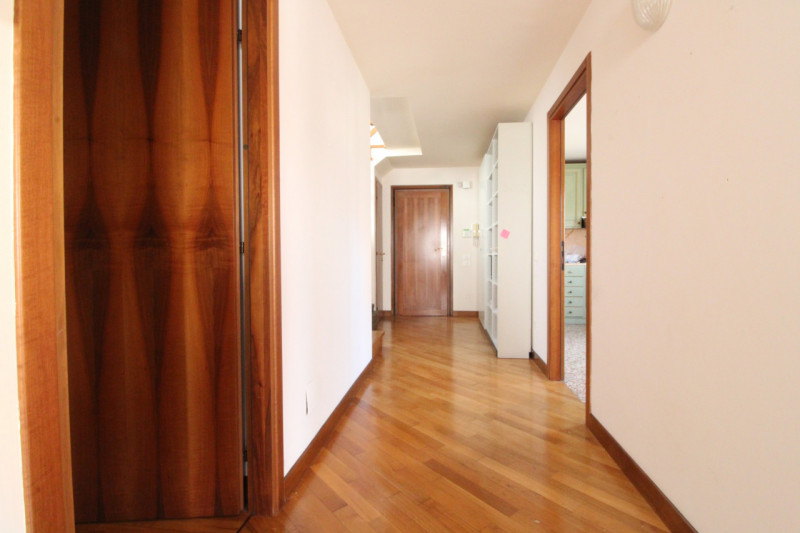 UBICAZIONE E CONTESTO 
Ci troviamo in un contesto signorile e lussuoso della città, situato a poc...