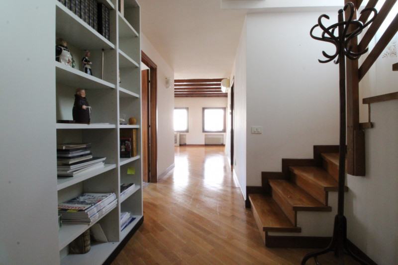 UBICAZIONE E CONTESTO 
Ci troviamo in un contesto signorile e lussuoso della città, situato a poc...