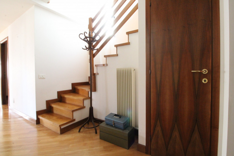 UBICAZIONE E CONTESTO 
Ci troviamo in un contesto signorile e lussuoso della città, situato a poc...