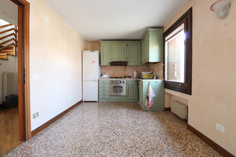 UBICAZIONE E CONTESTO 
Ci troviamo in un contesto signorile e lussuoso della città, situato a poc...