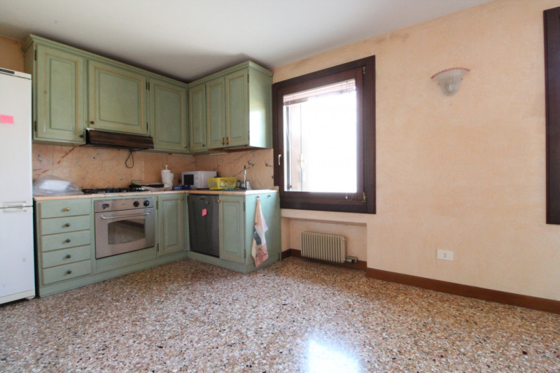 UBICAZIONE E CONTESTO 
Ci troviamo in un contesto signorile e lussuoso della città, situato a poc...