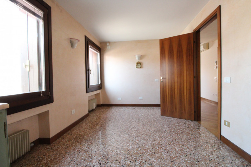 UBICAZIONE E CONTESTO 
Ci troviamo in un contesto signorile e lussuoso della città, situato a poc...