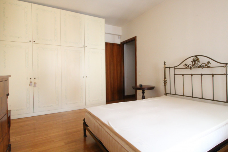 UBICAZIONE E CONTESTO 
Ci troviamo in un contesto signorile e lussuoso della città, situato a poc...