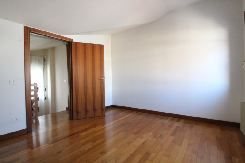 UBICAZIONE E CONTESTO 
Ci troviamo in un contesto signorile e lussuoso della città, situato a poc...