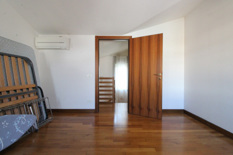 UBICAZIONE E CONTESTO 
Ci troviamo in un contesto signorile e lussuoso della città, situato a poc...