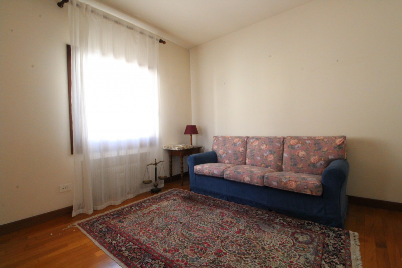 UBICAZIONE E CONTESTO 
Ci troviamo in un contesto signorile e lussuoso della città, situato a poc...