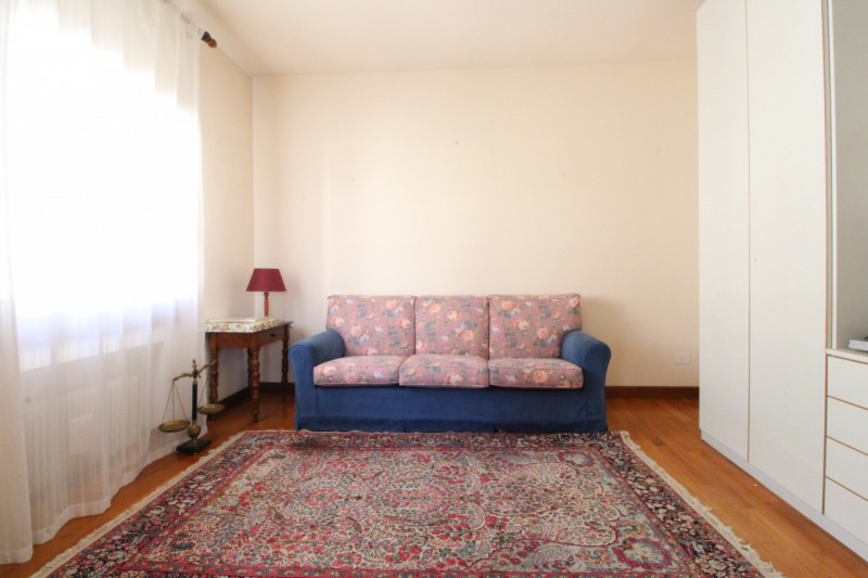 UBICAZIONE E CONTESTO 
Ci troviamo in un contesto signorile e lussuoso della città, situato a poc...