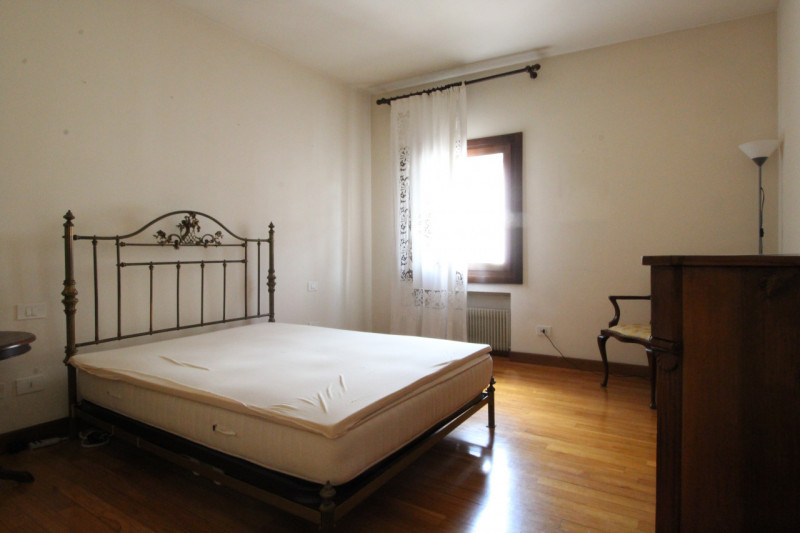 UBICAZIONE E CONTESTO 
Ci troviamo in un contesto signorile e lussuoso della città, situato a poc...