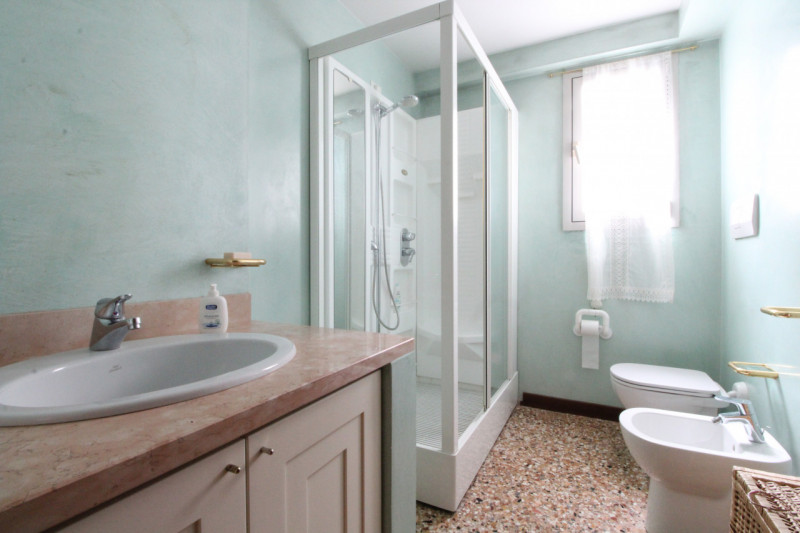 UBICAZIONE E CONTESTO 
Ci troviamo in un contesto signorile e lussuoso della città, situato a poc...