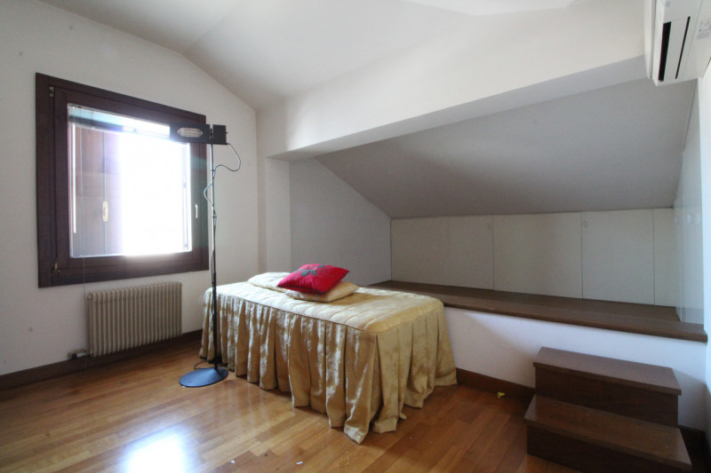 UBICAZIONE E CONTESTO 
Ci troviamo in un contesto signorile e lussuoso della città, situato a poc...