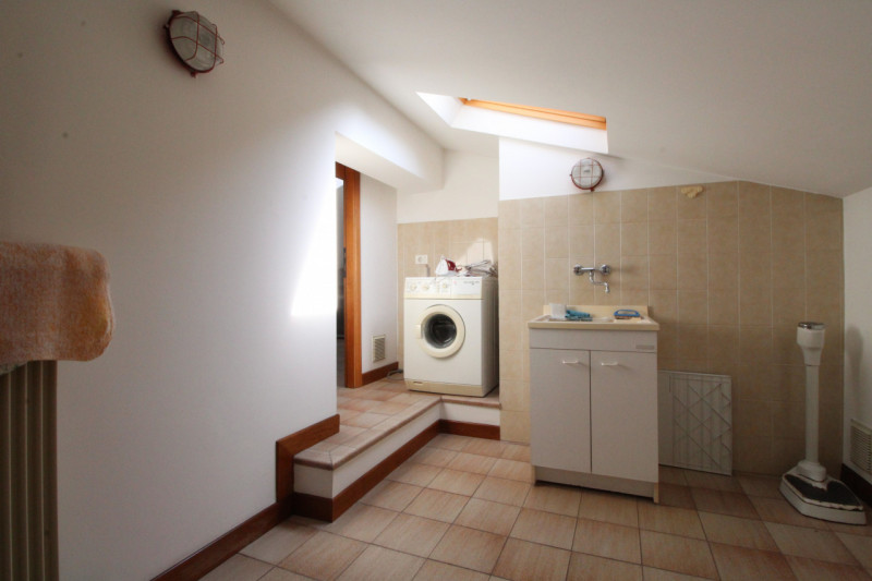 UBICAZIONE E CONTESTO 
Ci troviamo in un contesto signorile e lussuoso della città, situato a poc...