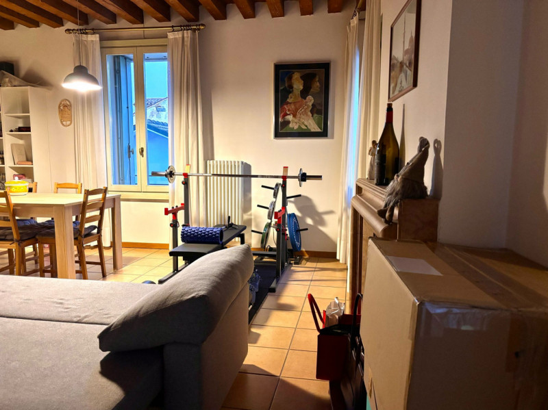 Proponiamo spazioso bilocale sito al secondo piano servito da ascensore, completamente arredato i...