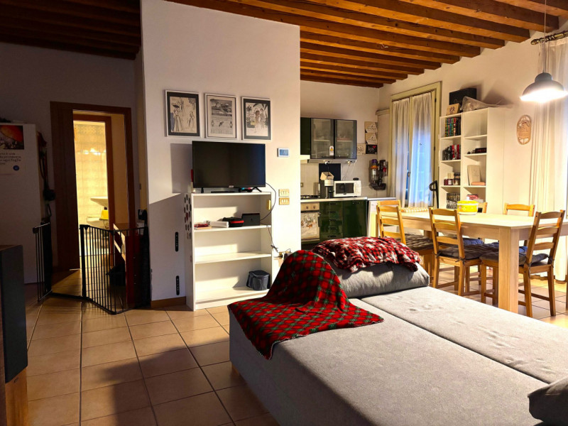 Proponiamo spazioso bilocale sito al secondo piano servito da ascensore, completamente arredato i...