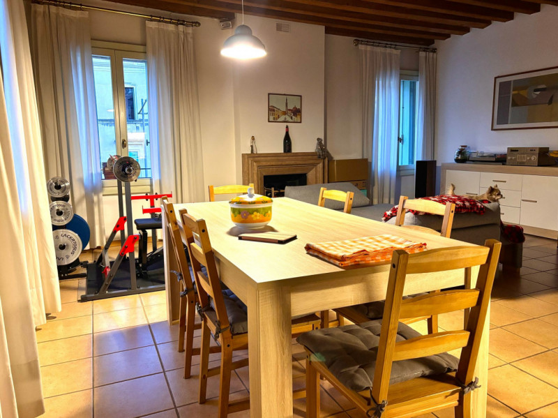 Proponiamo spazioso bilocale sito al secondo piano servito da ascensore, completamente arredato i...