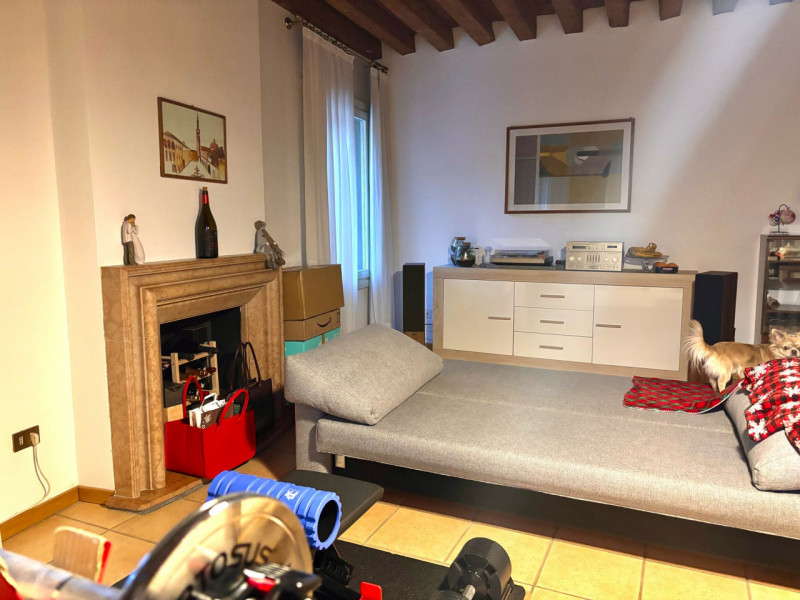 Proponiamo spazioso bilocale sito al secondo piano servito da ascensore, completamente arredato i...