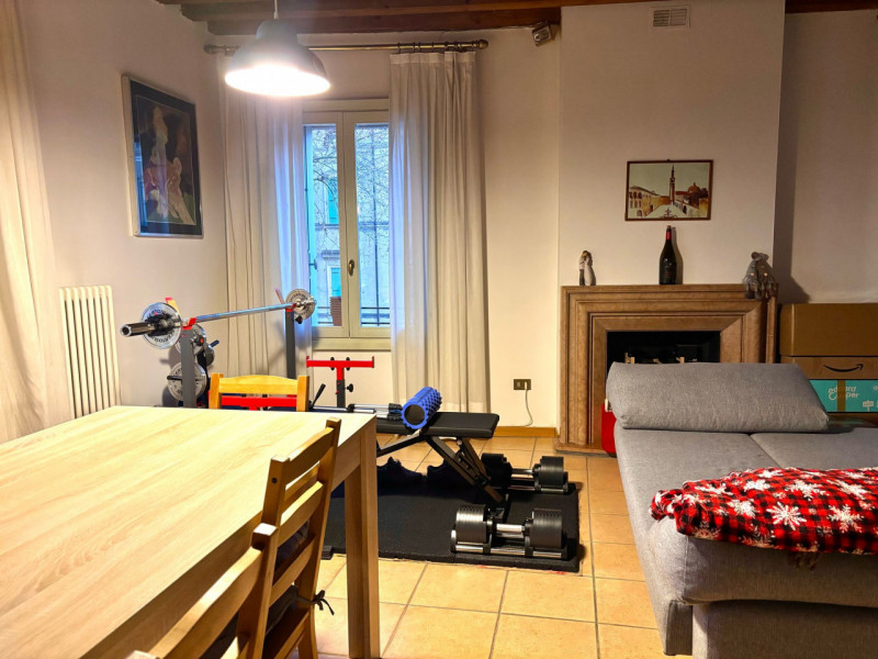 Proponiamo spazioso bilocale sito al secondo piano servito da ascensore, completamente arredato i...