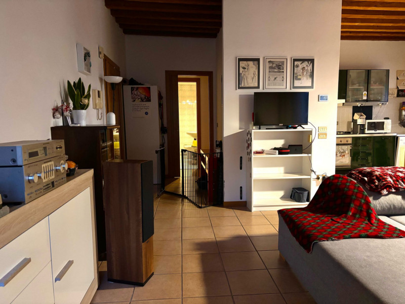 Proponiamo spazioso bilocale sito al secondo piano servito da ascensore, completamente arredato i...