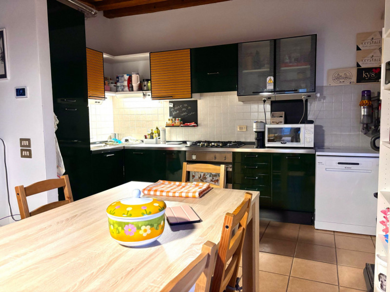 Proponiamo spazioso bilocale sito al secondo piano servito da ascensore, completamente arredato i...