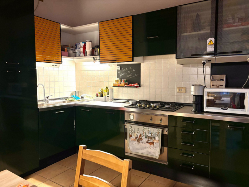 Proponiamo spazioso bilocale sito al secondo piano servito da ascensore, completamente arredato i...