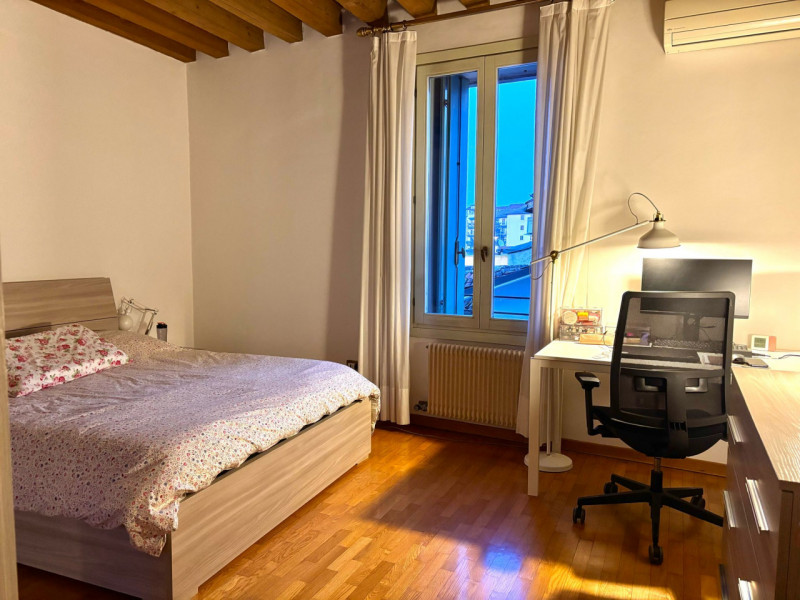 Proponiamo spazioso bilocale sito al secondo piano servito da ascensore, completamente arredato i...