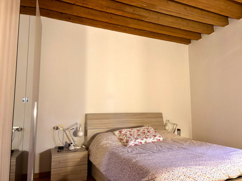 Proponiamo spazioso bilocale sito al secondo piano servito da ascensore, completamente arredato i...