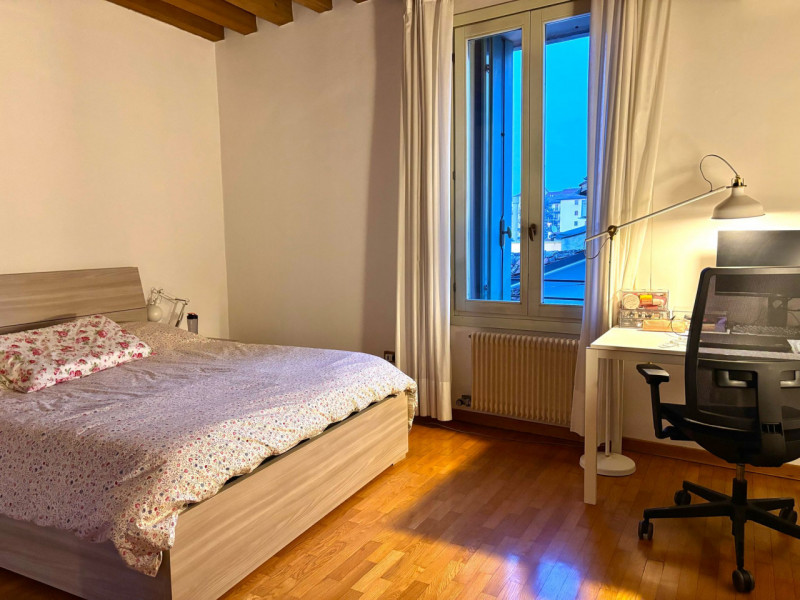 Proponiamo spazioso bilocale sito al secondo piano servito da ascensore, completamente arredato i...