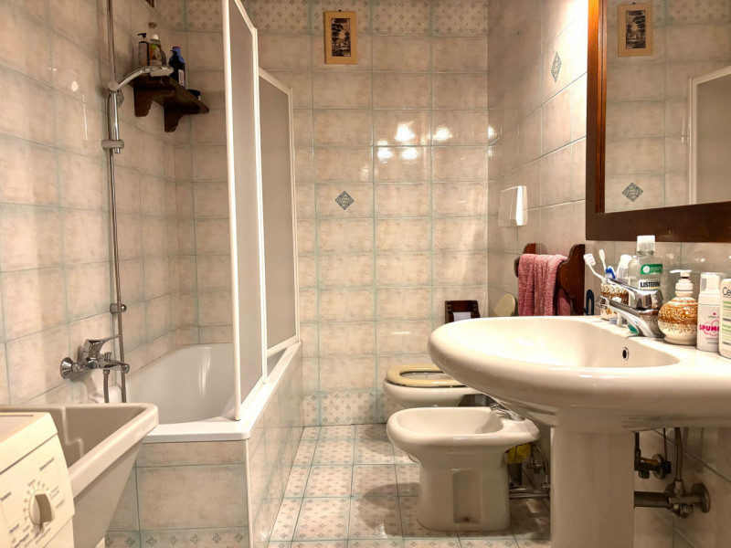 Proponiamo spazioso bilocale sito al secondo piano servito da ascensore, completamente arredato i...