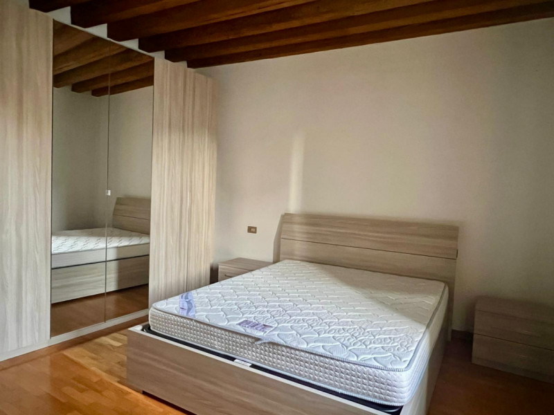 Proponiamo spazioso bilocale sito al secondo piano servito da ascensore, completamente arredato i...