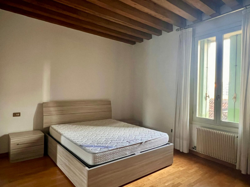 Proponiamo spazioso bilocale sito al secondo piano servito da ascensore, completamente arredato i...