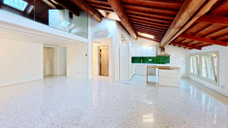 UBICAZIONE E CONTESTO

Nel cuore del centro storico di Vicenza, a pochi passi dalla Basilica Pall...