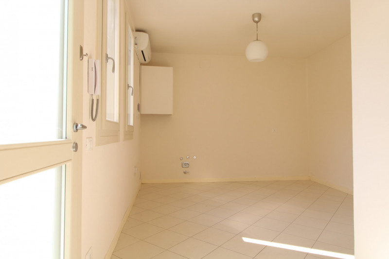 TERRACIELO INDIPENDENTE CON CORTE PRIVATA E POSTO AUTO - RISTRUTTURATO RECENTEMENTE

OTTIMO SIA P...