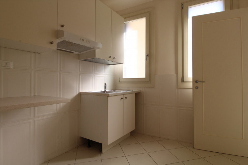 TERRACIELO INDIPENDENTE CON CORTE PRIVATA E POSTO AUTO - RISTRUTTURATO RECENTEMENTE

OTTIMO SIA P...