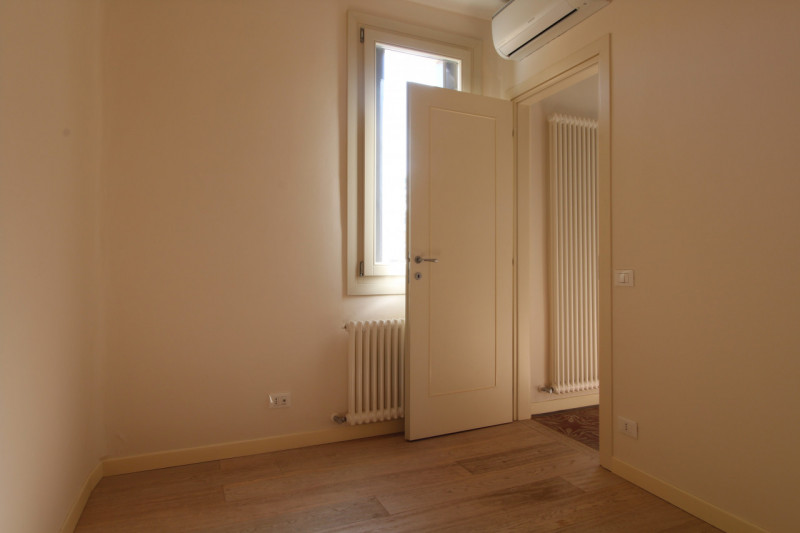 TERRACIELO INDIPENDENTE CON CORTE PRIVATA E POSTO AUTO - RISTRUTTURATO RECENTEMENTE

OTTIMO SIA P...