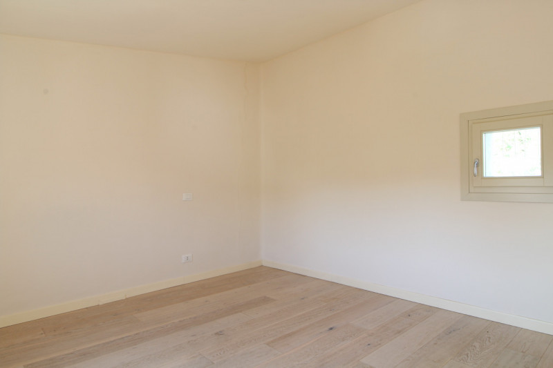 TERRACIELO INDIPENDENTE CON CORTE PRIVATA E POSTO AUTO - RISTRUTTURATO RECENTEMENTE

OTTIMO SIA P...